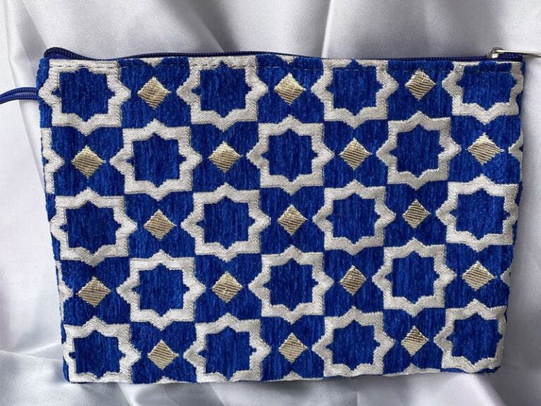 Porter une pochette marocaine à effet zellig : L&rsquo;accessoire indispensable qui sublime toutes vos tenues
