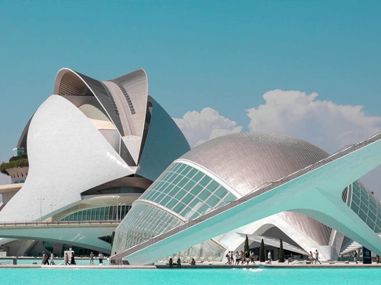 Voyage de 4 Jours en Espagne : Comment Ranger Vos Affaires avec Style et Élégance